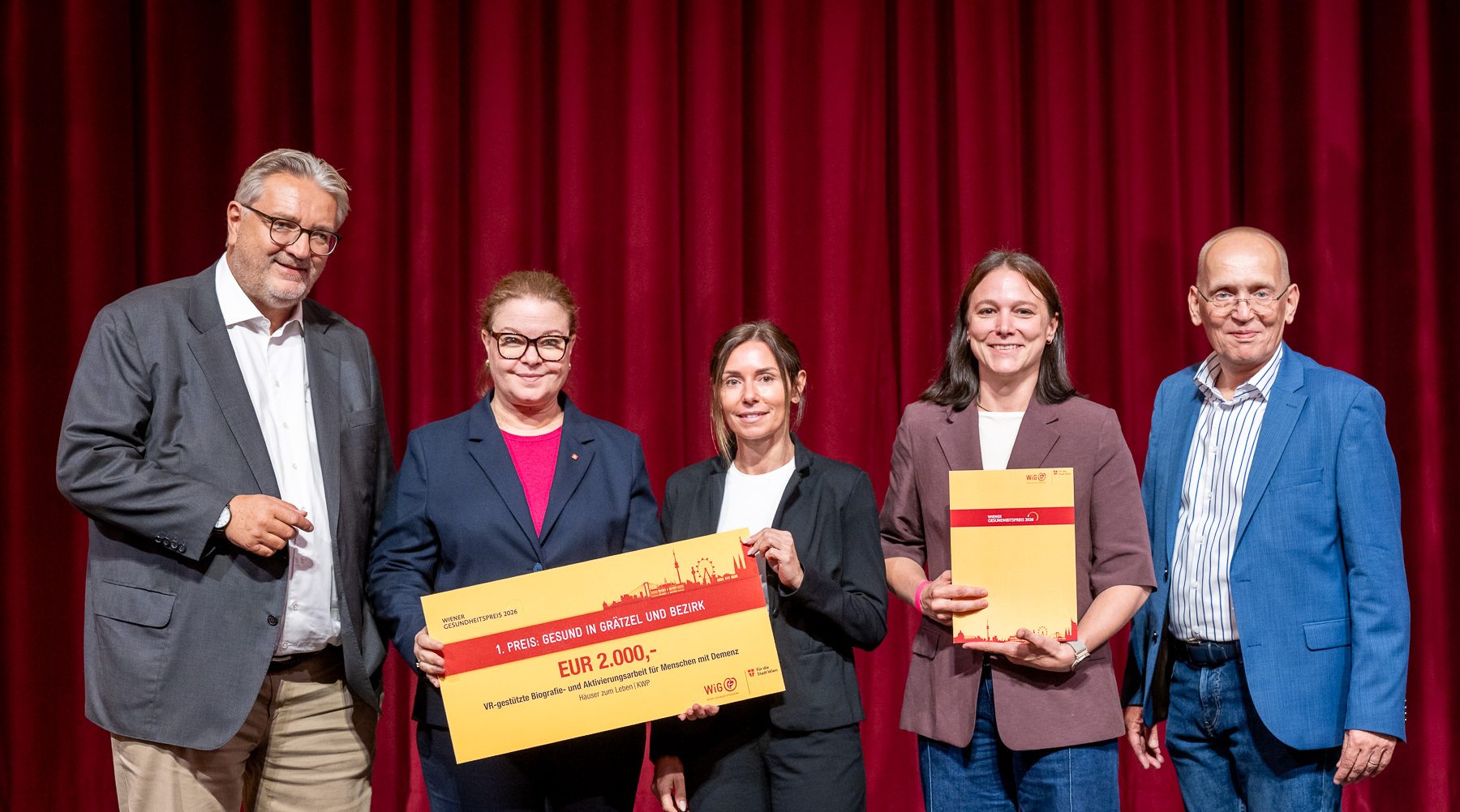 Gesundheitsstadtrat Peter Hacker, Christine Heissenberger, Nicole Jagodic, Katharina Zembacher (alle Häuser zum Leben) mit dem Gewinnerscheck, Dennis Beck (WiG)