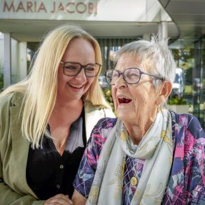 Mitarbeiterin Deborah und Bewohnerin Maria vor dem Haus Maria Jacobi