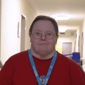 Ursula Gombas in einem Gang im Haus Mariahilf