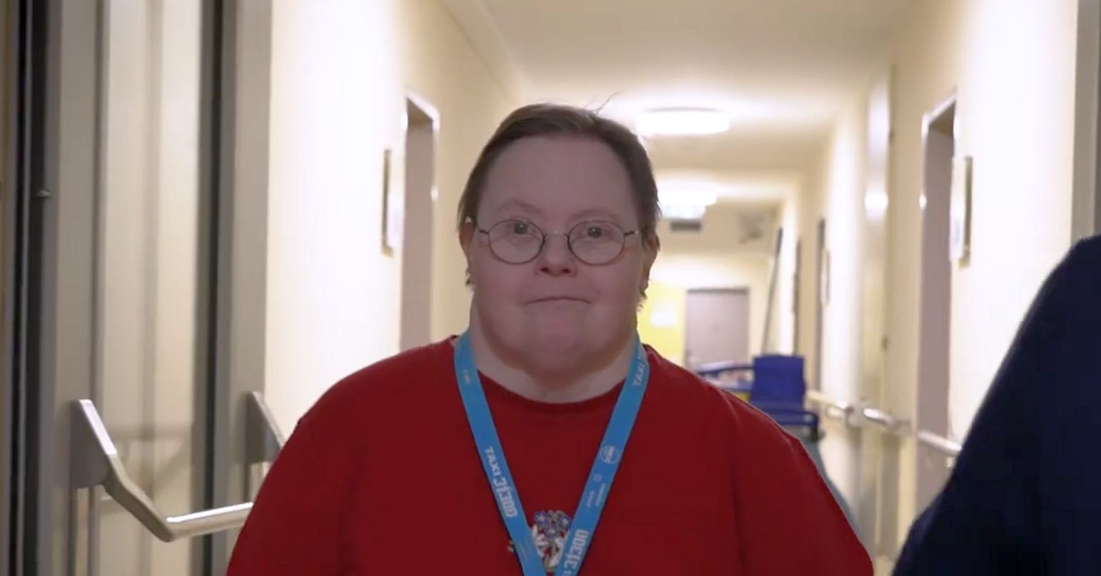 Ursula Gombas in einem Gang im Haus Mariahilf